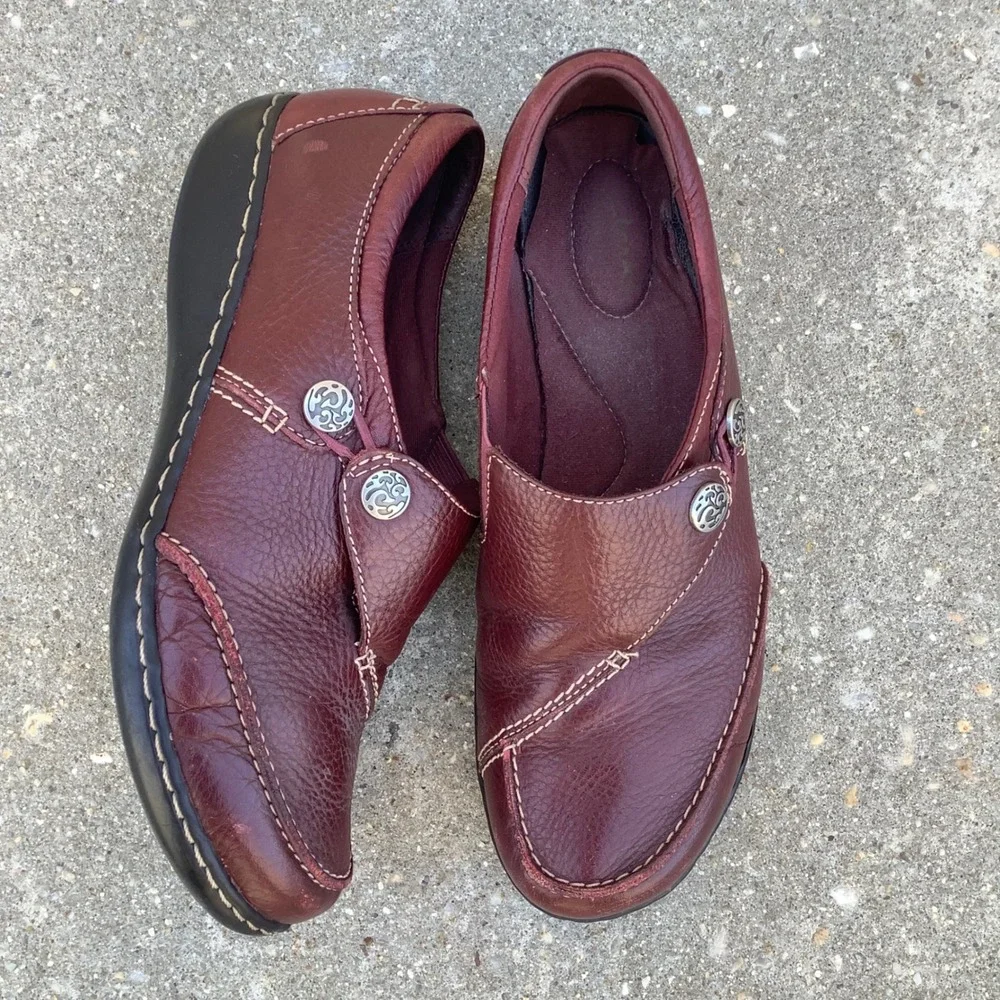 Clarks Bendables Womens 9M Burgundy Leather Slip On Loafers Button Detail 63066